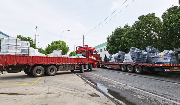 右車12臺(tái)熔噴線產(chǎn)線高壓離心風(fēng)機(jī)，左車11臺(tái)烘箱產(chǎn)線高溫插入式離心風(fēng)機(jī)